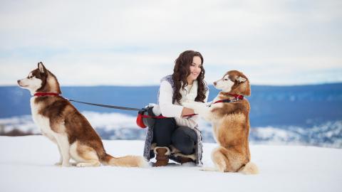 美女与狗玩耍图片