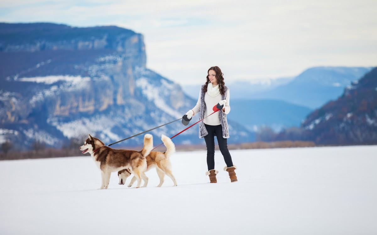 美女与狗玩耍图片