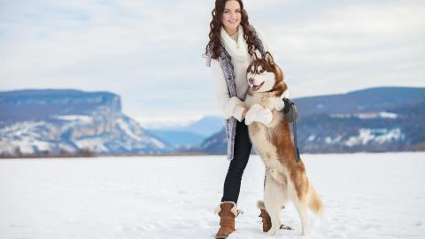 美女与狗玩耍图片