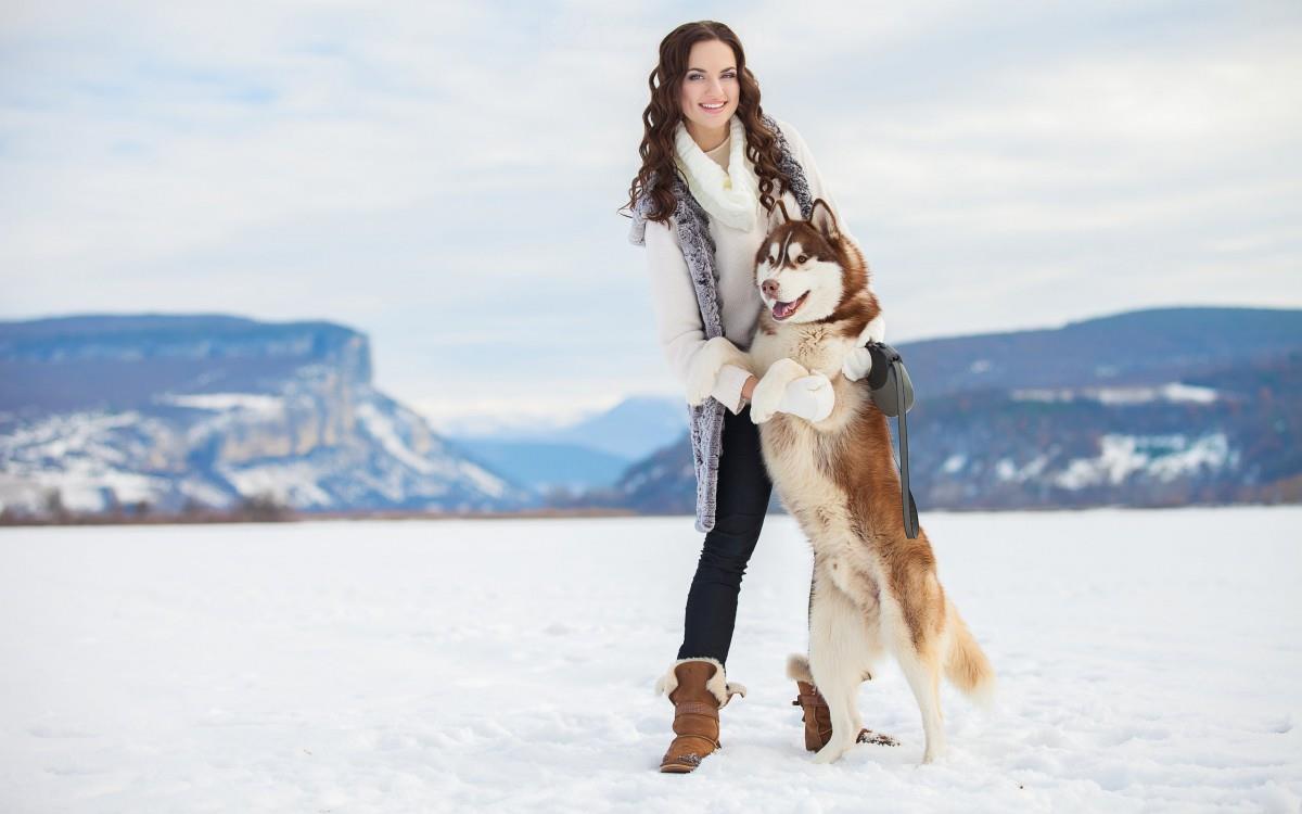 美女与狗玩耍图片