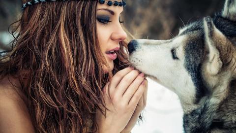 美女与狗玩耍图片