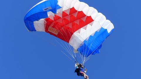 滑翔伞极限运动图片