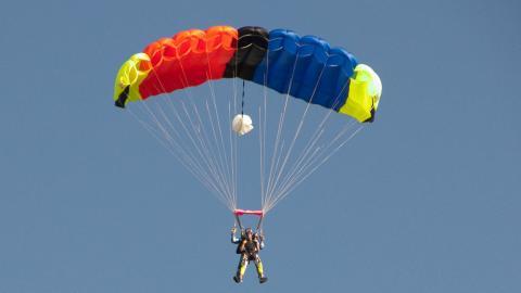 滑翔伞极限运动图片