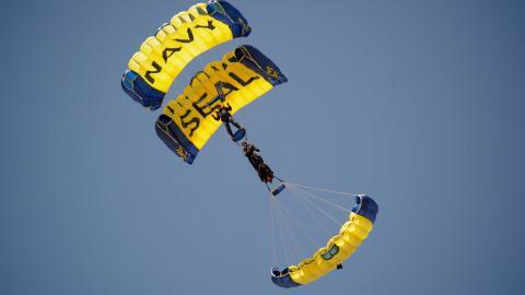 滑翔伞极限运动图片