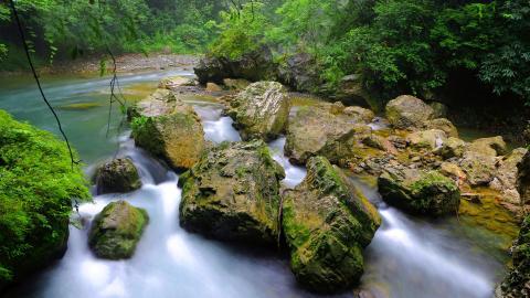 山间溪流美丽风景图片