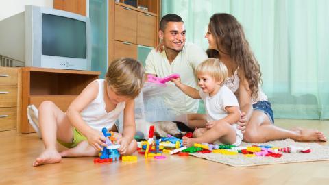 幸福家庭父母孩子玩耍图片