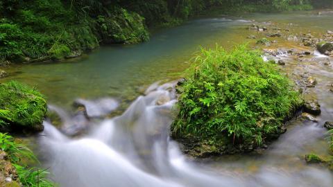 山间溪流美丽风景图片