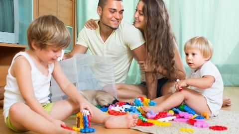 幸福家庭父母孩子玩耍图片