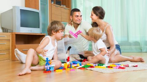 幸福家庭父母孩子玩耍图片