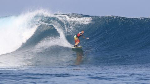 刺激的海上冲浪运动图片