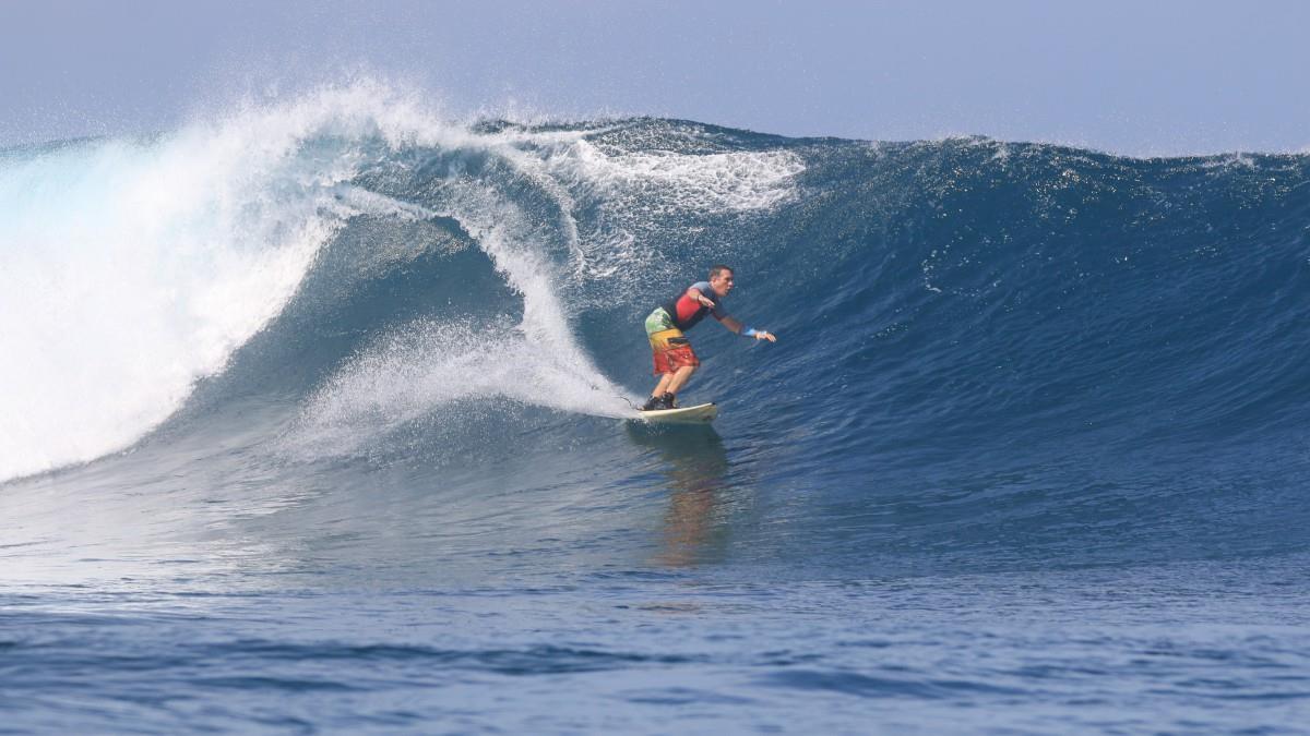 刺激的海上冲浪运动图片