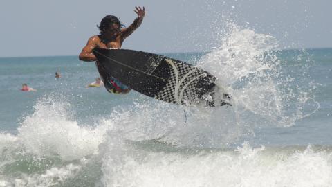 刺激的海上冲浪运动图片