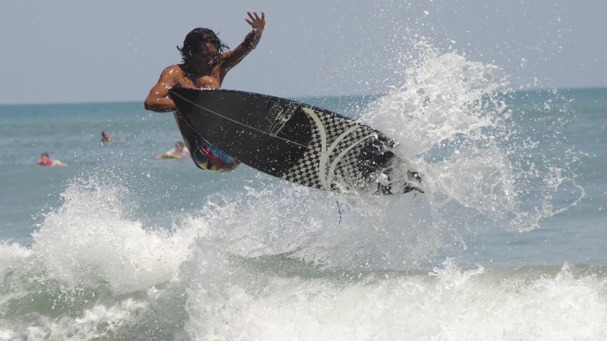 刺激的海上冲浪运动图片