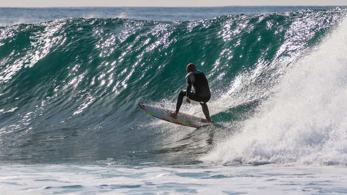 刺激的海上冲浪运动图片