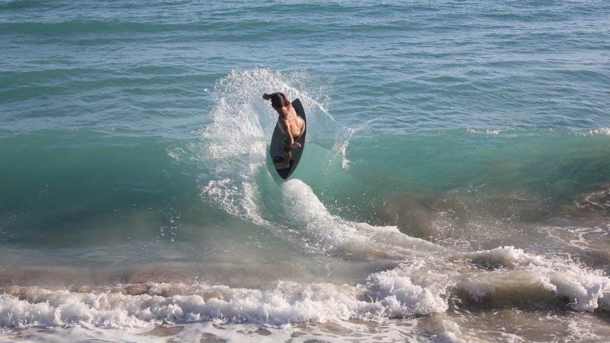 刺激的海上冲浪运动图片