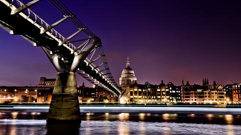伦敦千禧桥夜景图片