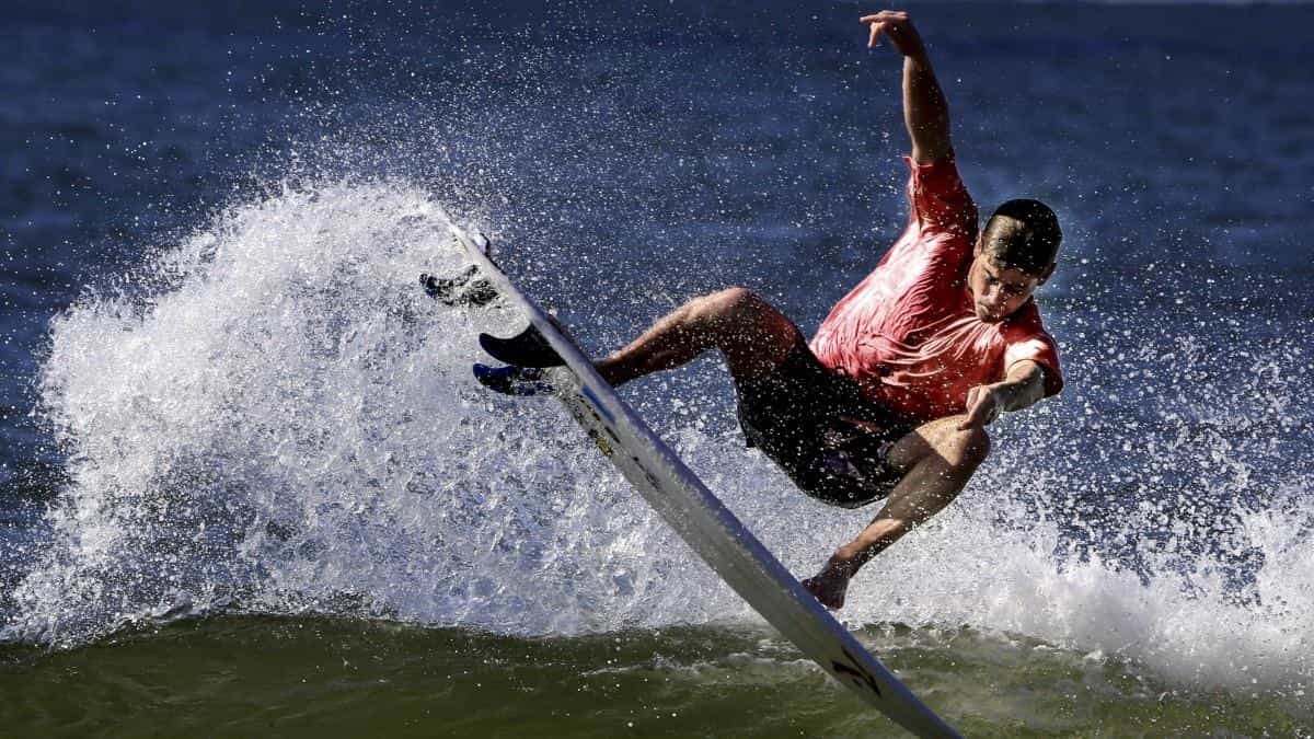 刺激的海上冲浪运动图片