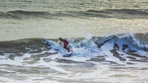 刺激的海上冲浪运动图片