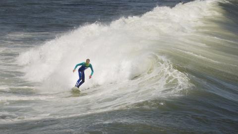 刺激的海上冲浪运动图片