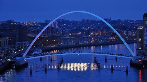伦敦千禧桥夜景图片