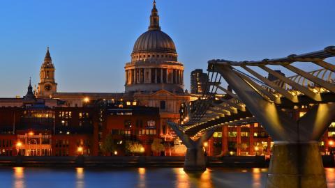 伦敦千禧桥夜景图片