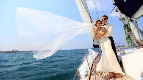 情侣夫妻海边度假旅行图片