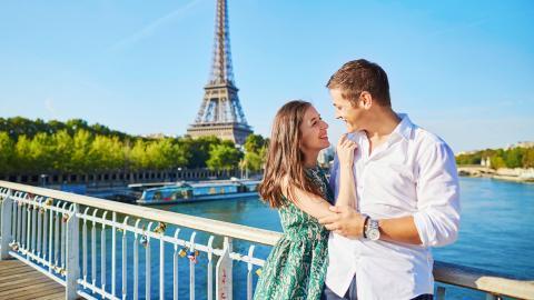 情侣夫妻海边度假旅行图片