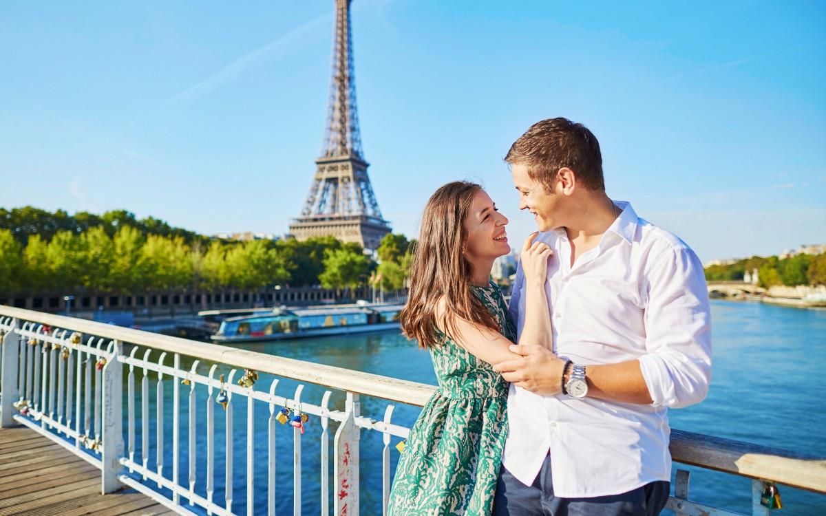 情侣夫妻海边度假旅行图片