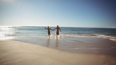 情侣夫妻海边度假旅行图片