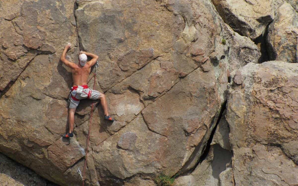 高空攀岩运动图片