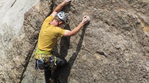 高空攀岩运动图片