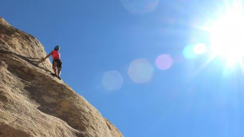 高空攀岩运动图片