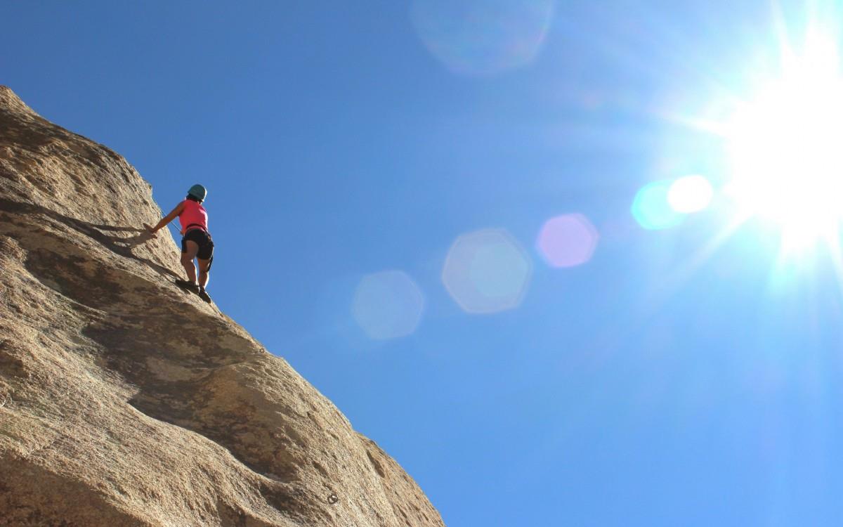 高空攀岩运动图片