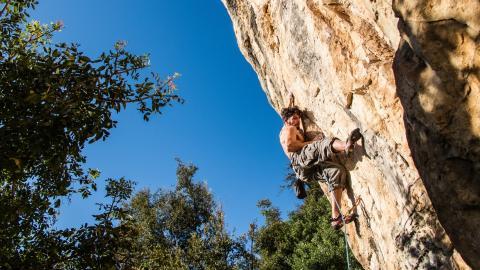高空攀岩运动图片
