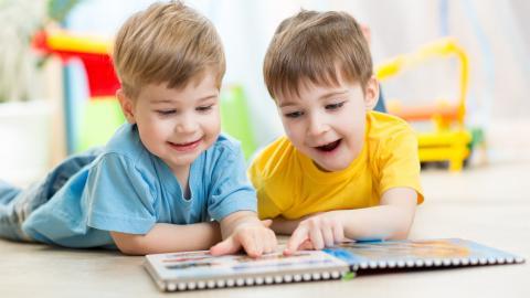 儿童快乐玩耍的图片