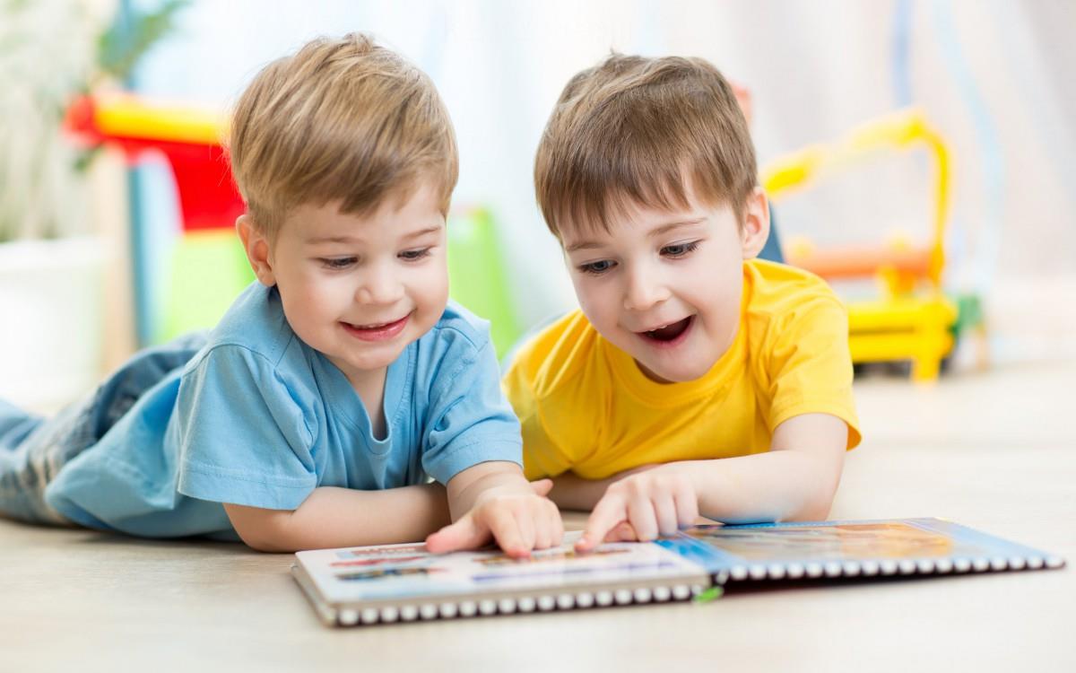 儿童快乐玩耍的图片