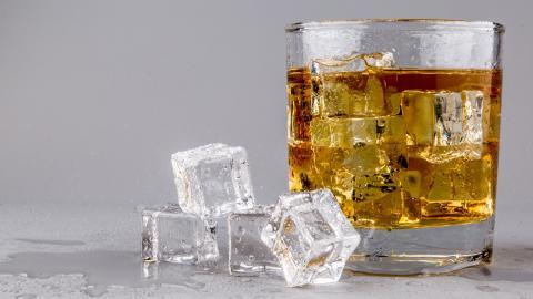 清凉冰块威士忌图片