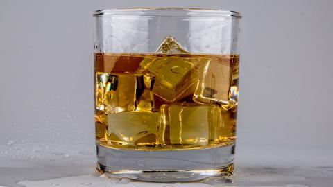 清凉冰块威士忌图片