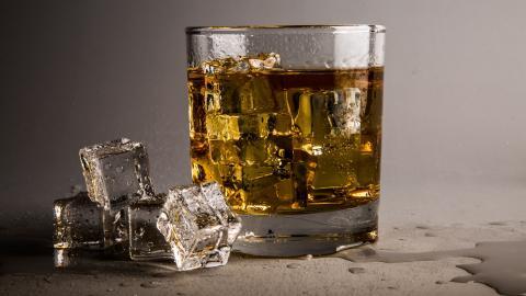 清凉冰块威士忌图片