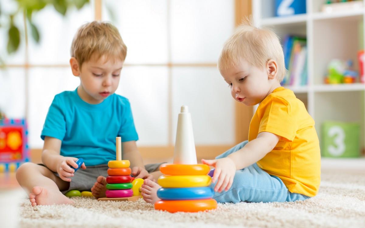 儿童快乐玩耍的图片