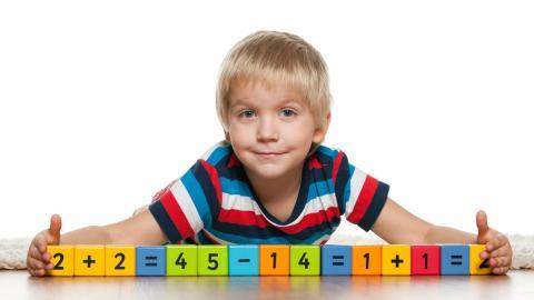 儿童快乐玩耍的图片