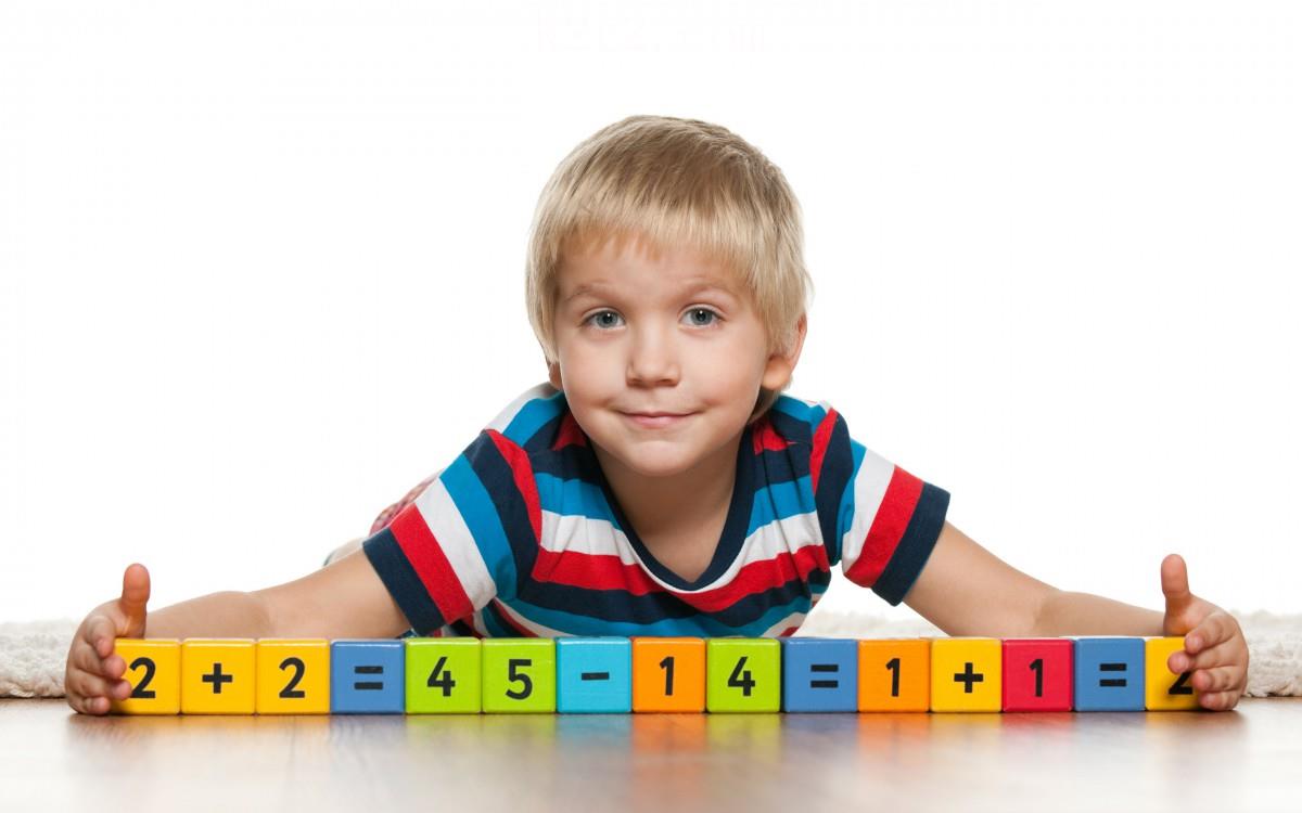 儿童快乐玩耍的图片