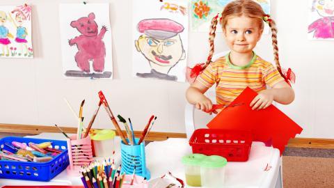 儿童快乐玩耍的图片