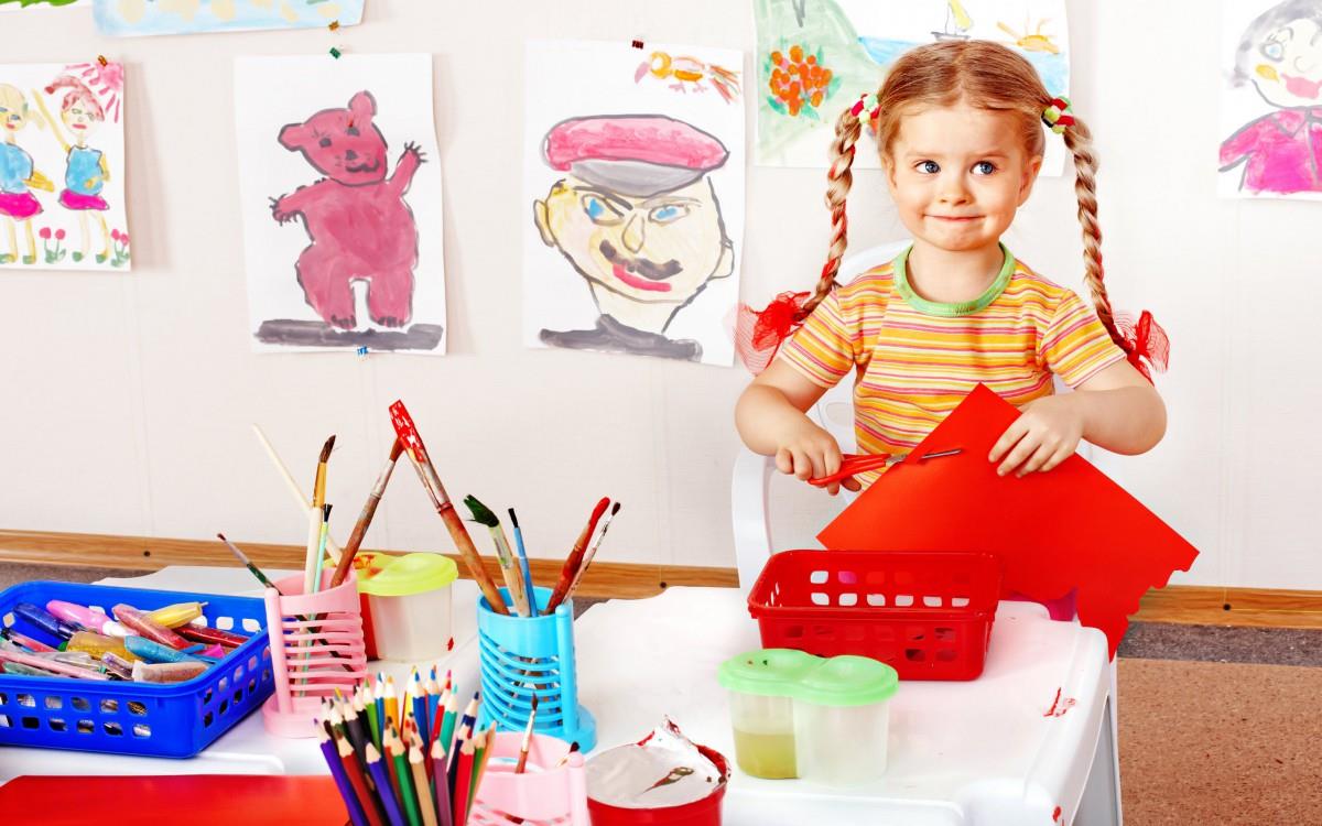 儿童快乐玩耍的图片