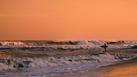 唯美的海边冲浪运动图片