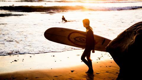 唯美的海边冲浪运动图片