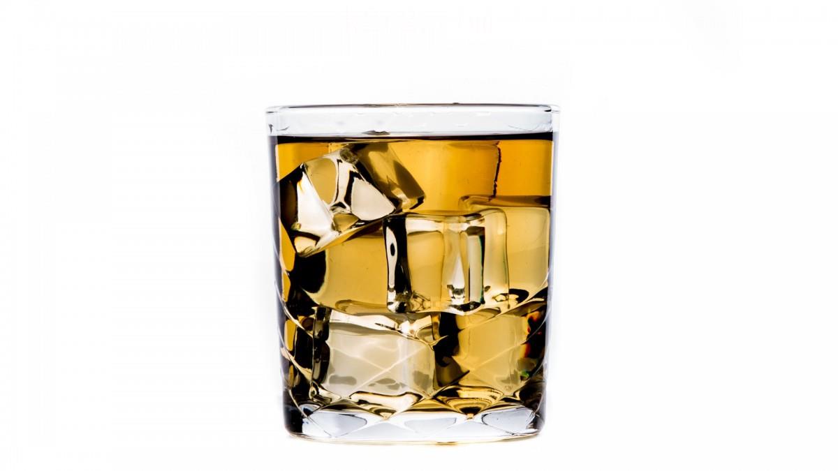 清凉冰块威士忌图片