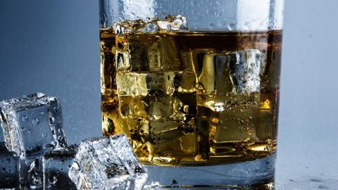 清凉冰块威士忌图片