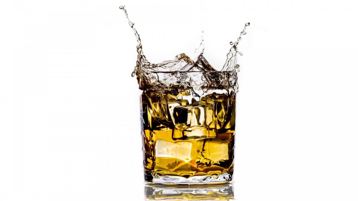 清凉冰块威士忌图片