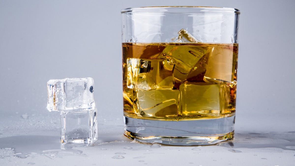 清凉冰块威士忌图片